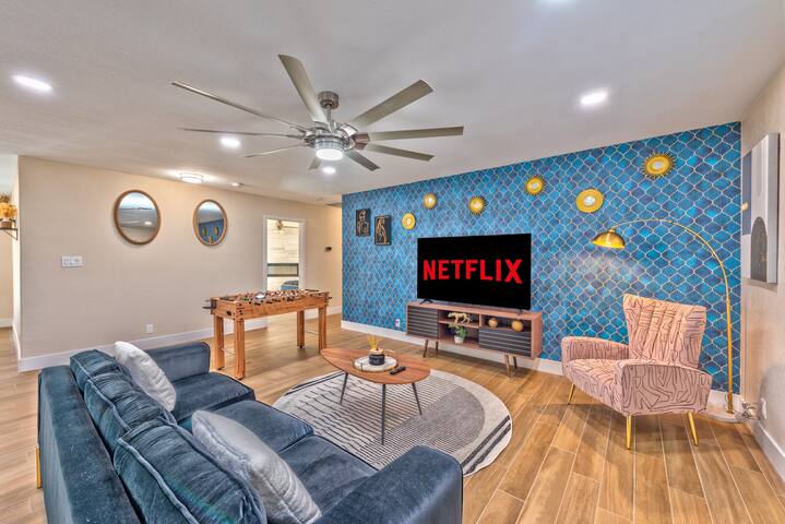 Luxury 3 Masters 6 BDR 4 BATH Big pool & B. Yard! gallery image 3