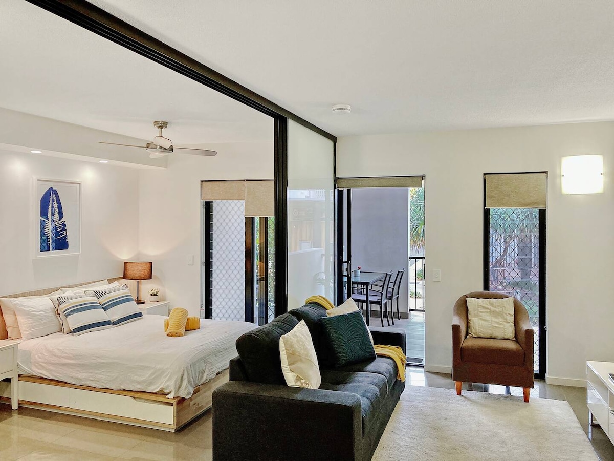 Rrëshqit prapa derës / murit për të parë televizor në krevat!