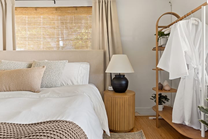 Biologisch modern queensize bed, combineert naadloos comfort en stijl. Ontspan met onze premium gewaden.