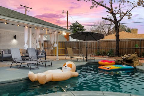 Luxurious Oasis near AT&T ~ Heated Pool & Hot Tub!