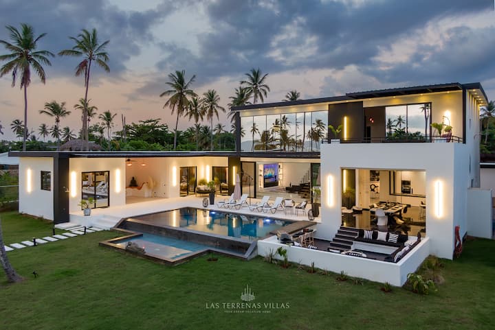 Stunning B&W | 8 pax, Massage & Steps to Beach