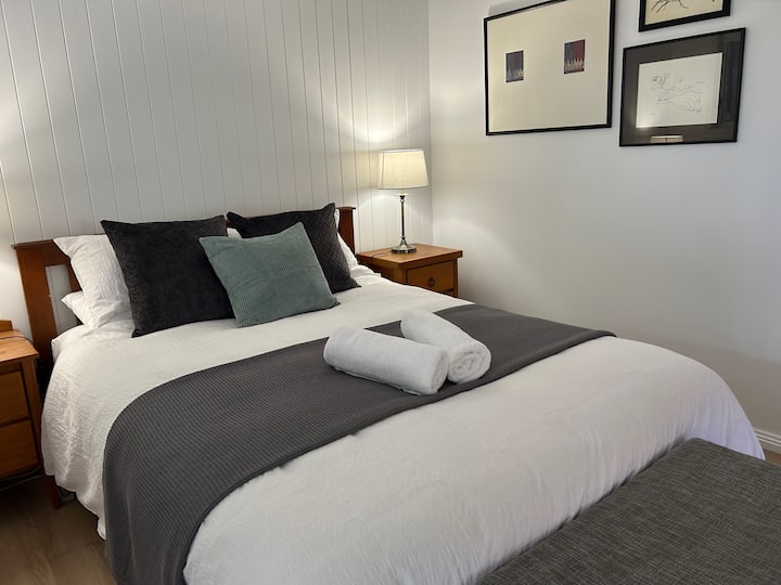 Tangara, Seaside Studio Retreat