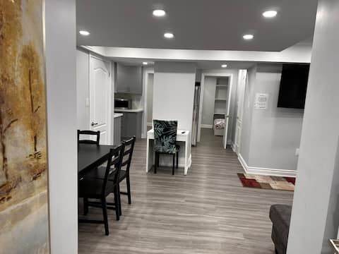Top Airbnb: 2 Bedroom Oasis: Inviting Comfort in Mississauga in Churchill Meadows