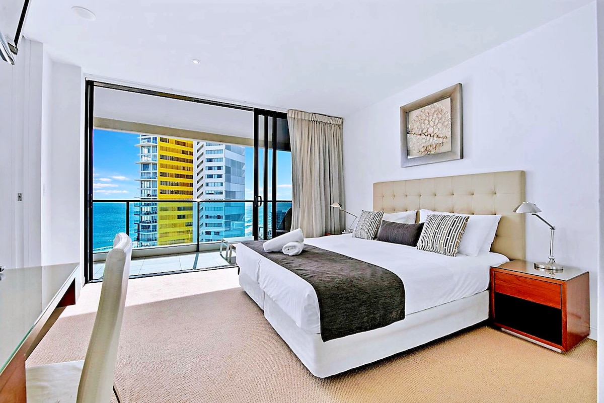 Phòng ngủ chính có một giường cỡ king. Tầm nhìn tuyệt vời, đầy nắng, sạch sẽ và rộng rãi, ga trải giường thoải mái.