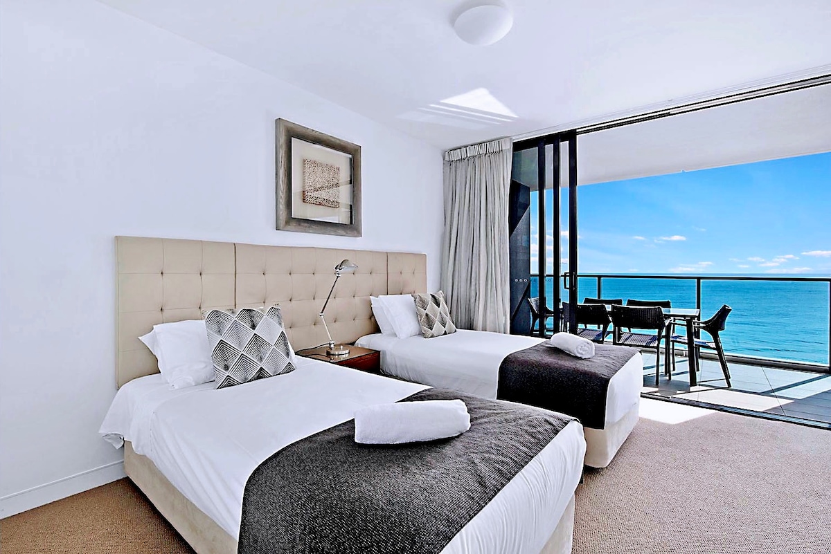 Phòng ngủ của khách có một giường cỡ king và một giường đơn dài. Tầm nhìn tuyệt vời, đầy nắng, sạch sẽ và rộng rãi, ga trải giường thoải mái.