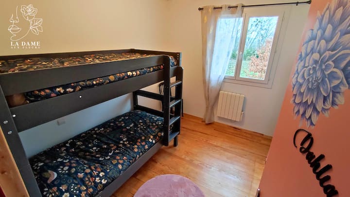 Spálňa Dhalia: poschodová posteľ, masívna. Vhodné pre deti aj dospelých.