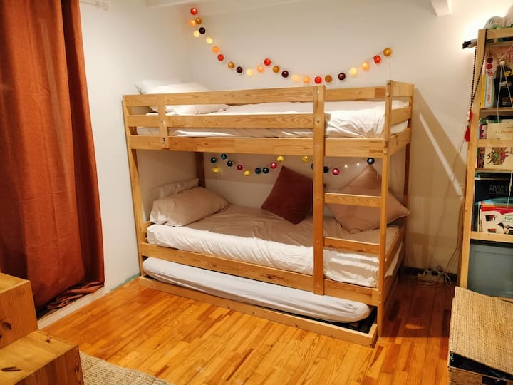 Spálňa na 1. poschodí s 90*200 poschodovými posteľami + jednou zásuvkou 90*190
Nový a kvalitný matrac 
90*200 lôžok môže byť vhodné na spanie pre dospelých. 
spálňa poskytuje prístup na balkón s výhľadom do záhrady