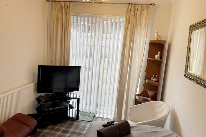 Tranquil 2-bed Bungalow Original Layout| Nostalgic - Cardiff
