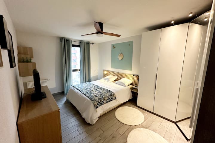 Големата спална соба, со 160 кревета, со голема соблекувална, ултра ефикасен и тивок тавански вентилатор и паметен телевизор.