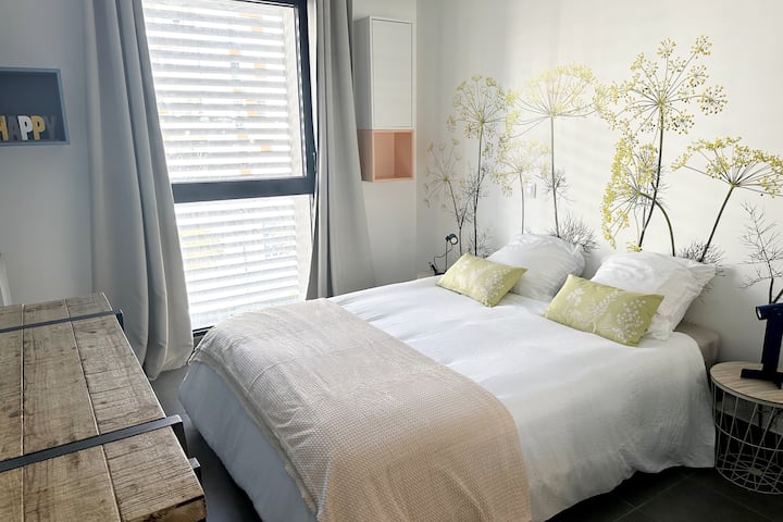 Спалната соба е опремена со удобен кревет од 140, завесите се затемнети.