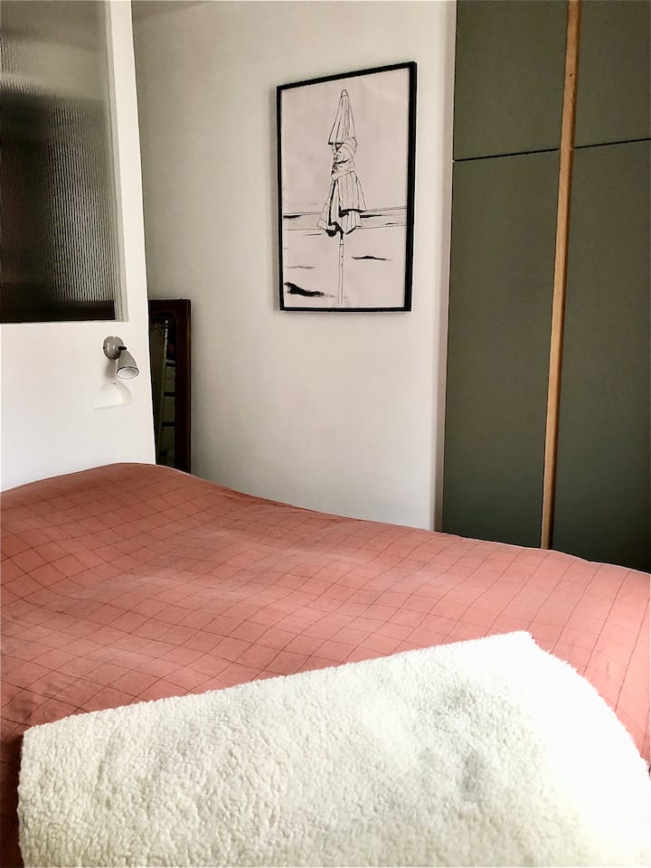 Spavaća soba s bračnim krevetom (160 cm)