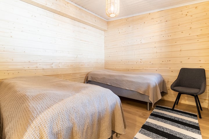 Útulná druhá spálňa s flexibilným usporiadaním postelí a mäkkým osvetlením.