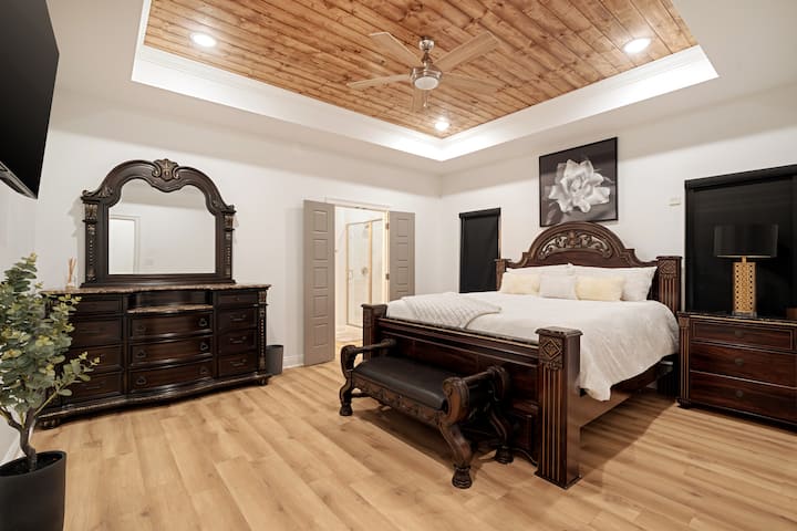 Quarto principal com berço. Ele também vem com persianas blackout completas e um banheiro adjacente, banheira e vaso sanitário