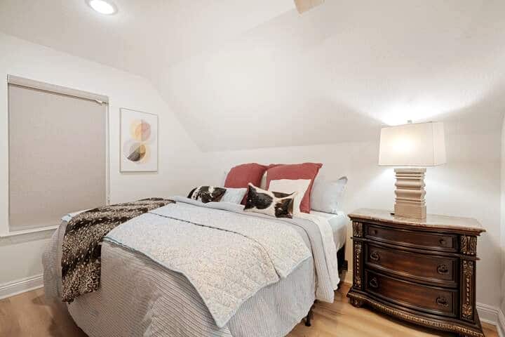 Cama king size muito confortável na grande sala de bônus no andar de cima com uma grande smart TV