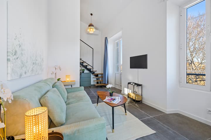 Woonkamer badend in licht, functioneel en comfortabel, je deelt momenten van ontspanning en onvergetelijke uitwisselingen.