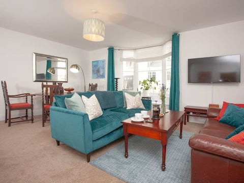 Popular Airbnb listing: 2 Central, spacious, apartment with private patio in Sidmouth