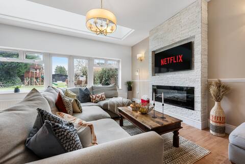 Stunning 5-BR  House, Sleeps 11 w/ Private Parking