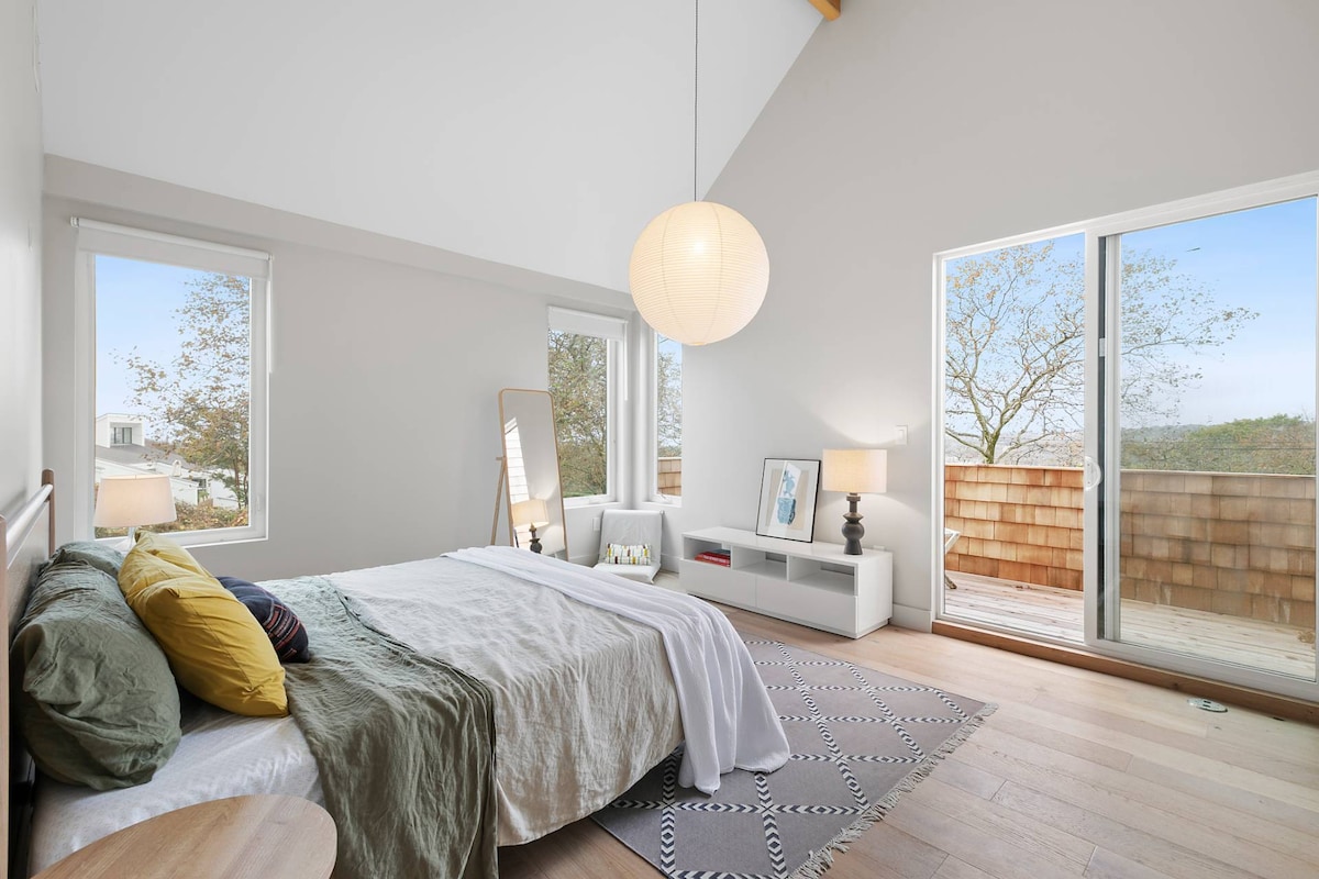 Primárna spálňa s manželskou posteľou King, vlastnou terasou a vlastnou kúpeľňou