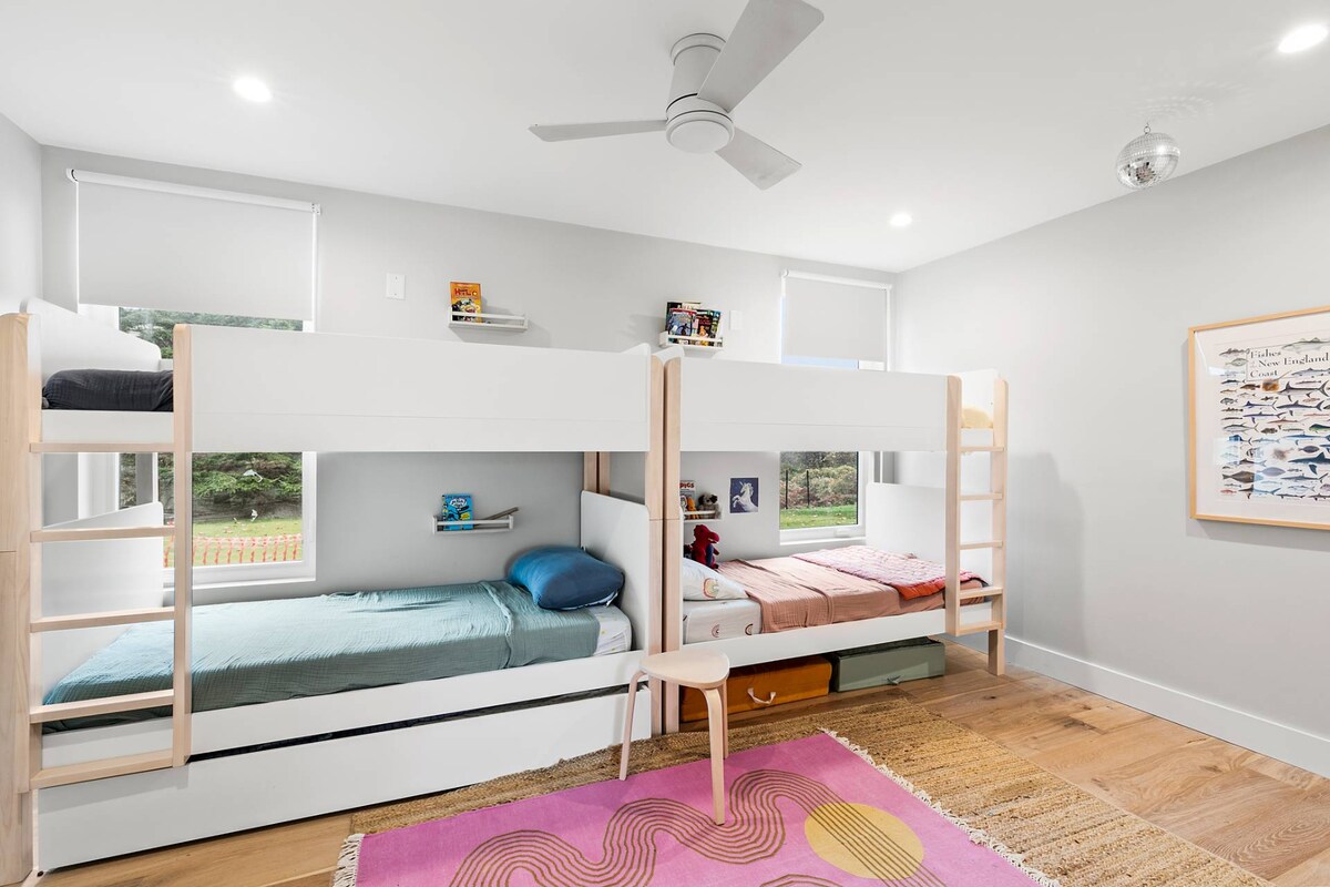 Poschodová izba s 2 lôžkami a 1 kufrom