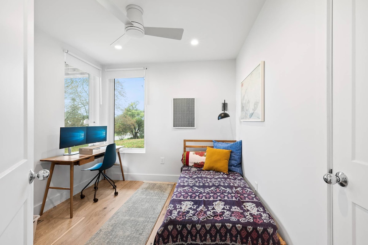 Kancelária/spálňa s oddelenými posteľami a písacím stolom