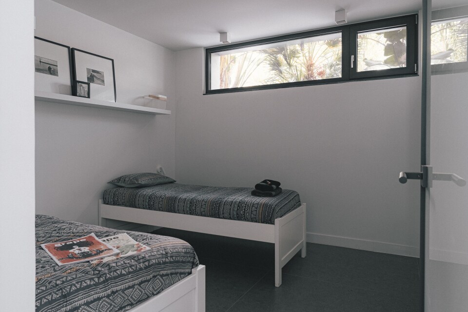 Dhoma e gjumit poshtë.