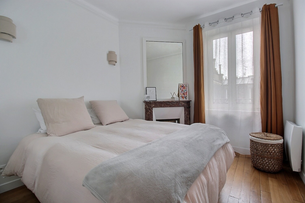 Habitación con cama de matrimonio y chimenea decorativa