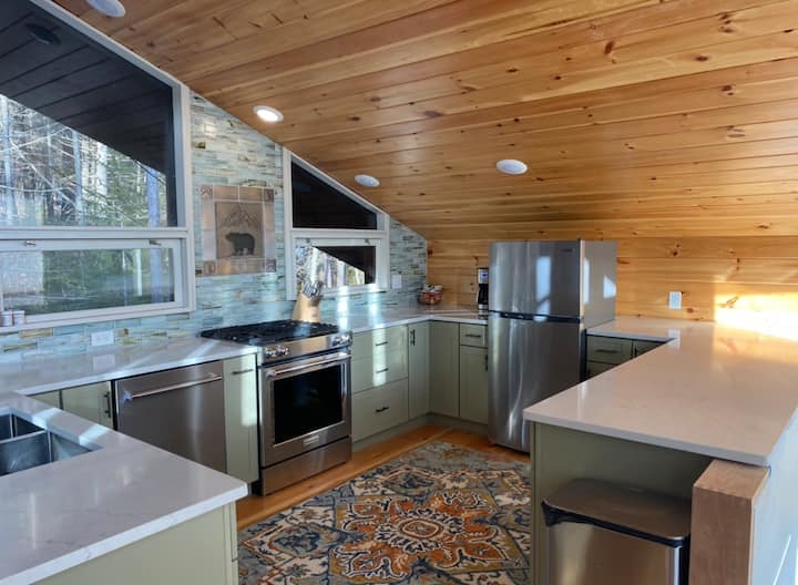 Romantic Retreat, Hot Tub, near Killington Mtn