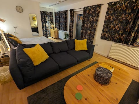 Top performing Airbnb: Friendly, Modern Comfort in Hillsborough