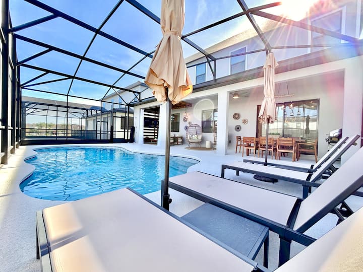 Near Universal: Pool, Cinema, Games & Themed Rooms - Orlando, FL