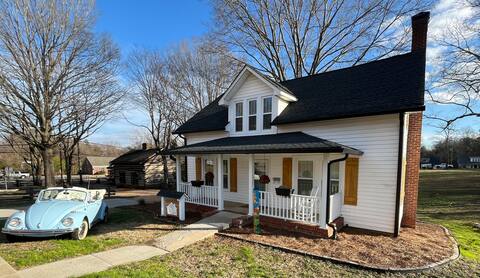 Charming Carolina Cottage in Downtown Mocksville