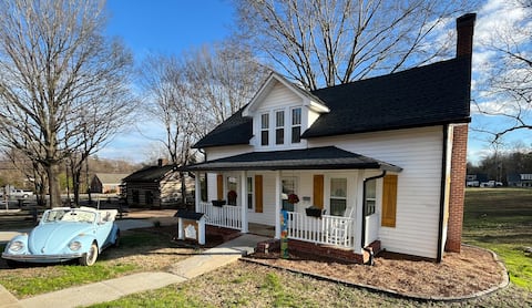 Top Airbnb: Charming Carolina Cottage in Downtown Mocksville in Winston Salem