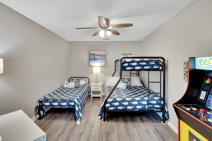 „სახალისო მოგონებები გელით!  Დაიძინეთ სტილი ჩვენი მყუდრო ორსართულიანი საწოლებით - იდეალურია ოჯახებისა და მეგობრებისთვის. Გარდა ამისა, დატკბით კლასიკური არკადული მომენტებით Pac-Man-თან და Galaga-სთან ერთად პირდაპირ თქვენს ოთახში! 