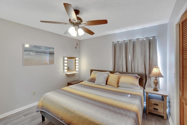 „შეიგრძენით ელეგანტურობა და მიმზიდველობა!  Აღმოაჩინეთ ჩვენი მესამე დიდი საწოლი, რომელსაც ემატება მაკიაჟის შთამბეჭდავი მაგიდა, რომელიც აღჭურვილია უმწიკვლო განათებით, როგორც კომფორტისთვის, ისე გლამურისთვის. Შეიგრძენით საცხოვრებელი, სადაც ყველა დეტალი ნათელია. 