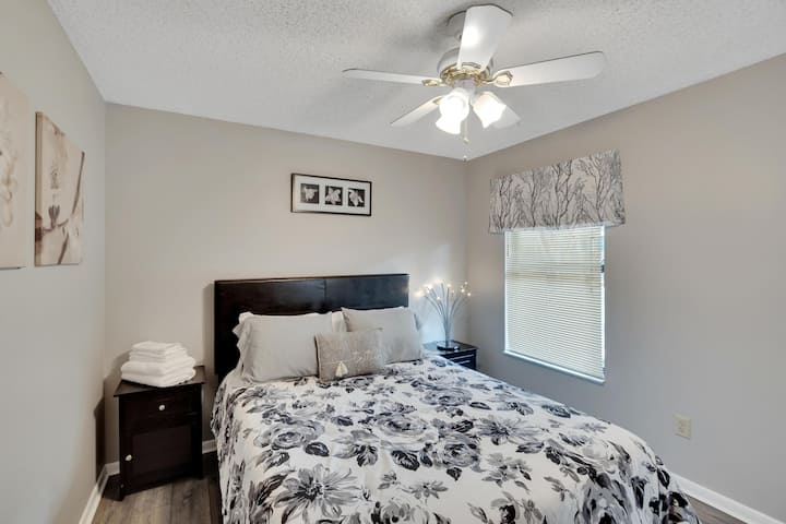 
„აღმოაჩინეთ სიმშვიდე ჩვენს მშვიდ საწოლთან, რომელიც იდეალურად არის განლაგებული მაქსიმალური განმარტოებისა და მშვიდი ღამეებისთვის. Დაისვენეთ კომფორტისა და გაახალგაზრდავებისთვის განკუთვნილ სივრცეში.