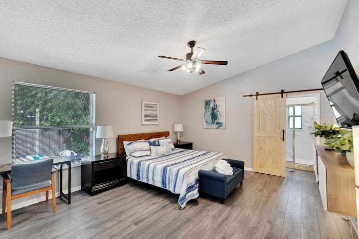 
„დატკბით ფუფუნებითა და კომფორტით! ️ Შეიგრძენით ნეტარება ჩვენს ძირითად საძინებელში - შეავსეთ საუცხოო საწოლი, სამუშაო სივრცე, 55" ROKU TV და პირადი ფლიგელი. Ამას გარდა, ისიამოვნეთ საკმარისი სათავსოებითა და შთამბეჭდავი საყოფაცხოვრებო პირობებით. Თქვენი იდეალური დასვენება გელით. 