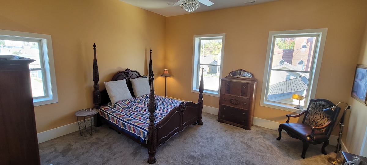 Yummy yummy master bedroom with cushy plush carpet and a memory foam king sized bed.  As with the antique furnishings throughout the loft, they are for sale if you just have to have them.  This room measures a grand 16'X18'.