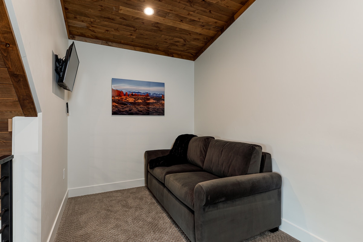 Кауч со брачен кревет (широк 150-179 см). 