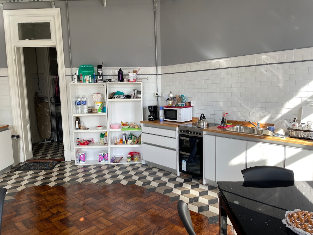 Quarto em apartamento com 2 banheiros privativos em Barracas