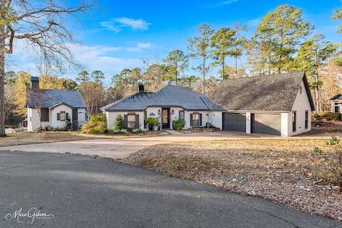 Lake Home on Black Bayou w/pool