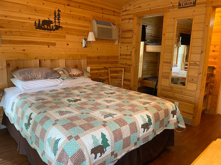 Beautiful Cozy Deluxe Cabins - Ellensburg, WA