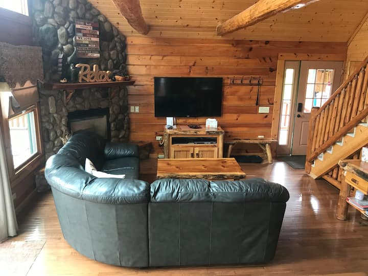 Hana Log Cabin - Baraboo, WI