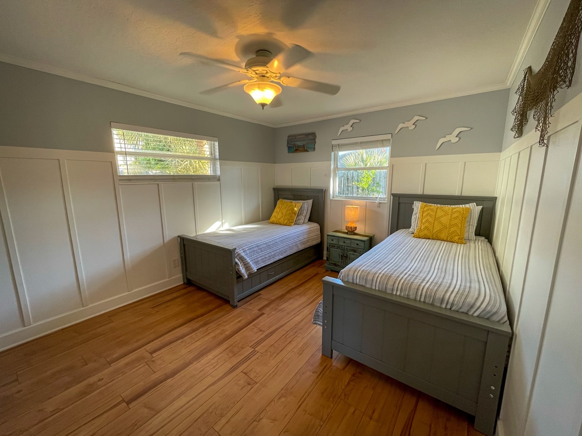 Chumba cha kulala cha 4- 2 Vitanda viwili, trundle 1 pacha, godoro 1 la sakafu pacha