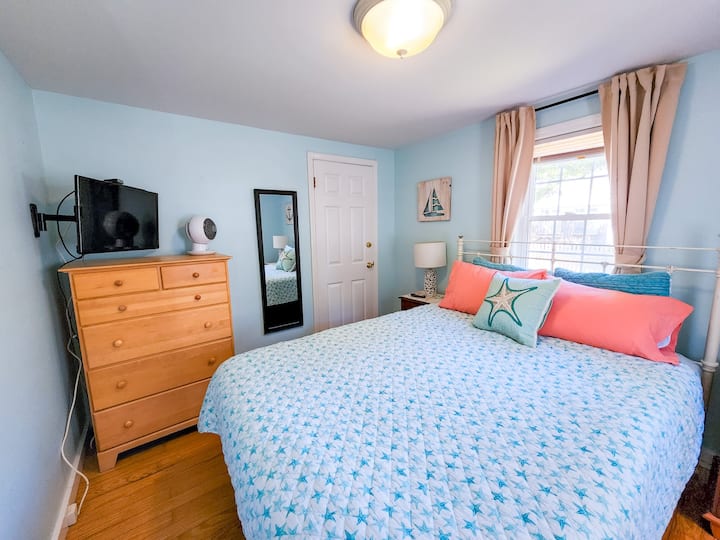 ห้องนอนชั้น 1 - เตียงควีนไซส์ (ที่นอน Casper 2022)