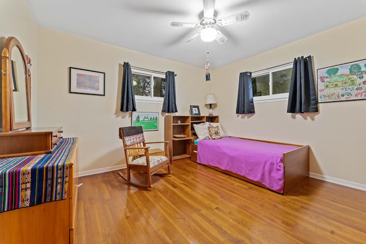 Საძინებელი საწოლით.