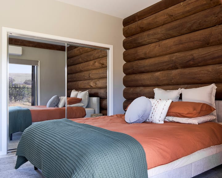 Dormitorio con cama king