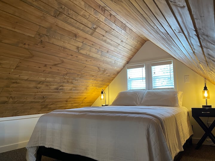 Accesible por una escalera, el loft tiene una cama tamaño queen con todas las sábanas, incluidas cuatro almohadas, ventilador de torre, lámparas táctiles y máquina de sonido. En el pico central, mide 6' 10", pero tendrás que doblarte un poco para acceder a los lados de la cama.