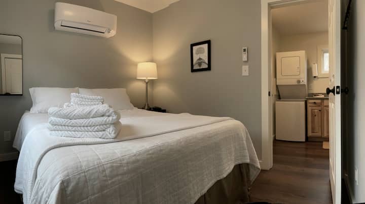 El dormitorio privado del primer piso tiene unos 8 pies por 9 pies. Tiene una cama tamaño queen con todas las sábanas, incluidas cuatro almohadas. Esta habitación tiene un armario, un sistema de refrigeración/calefacción dedicado y una máquina de sonido.