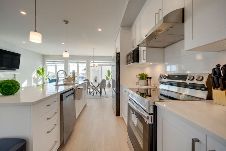 Elegant Executive Home Sleeps 6!