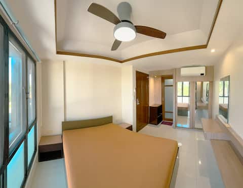 Modern Townhouse Perfect For Group Getaway