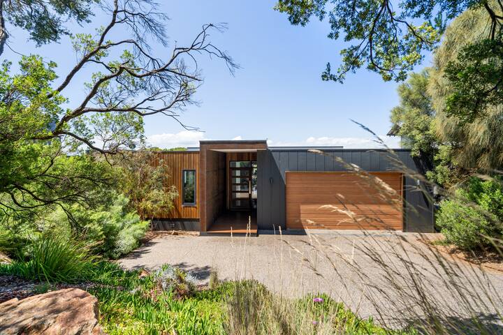 Magnificent Max, Luxury, St Andrews Beach & Golf! gallery image 2